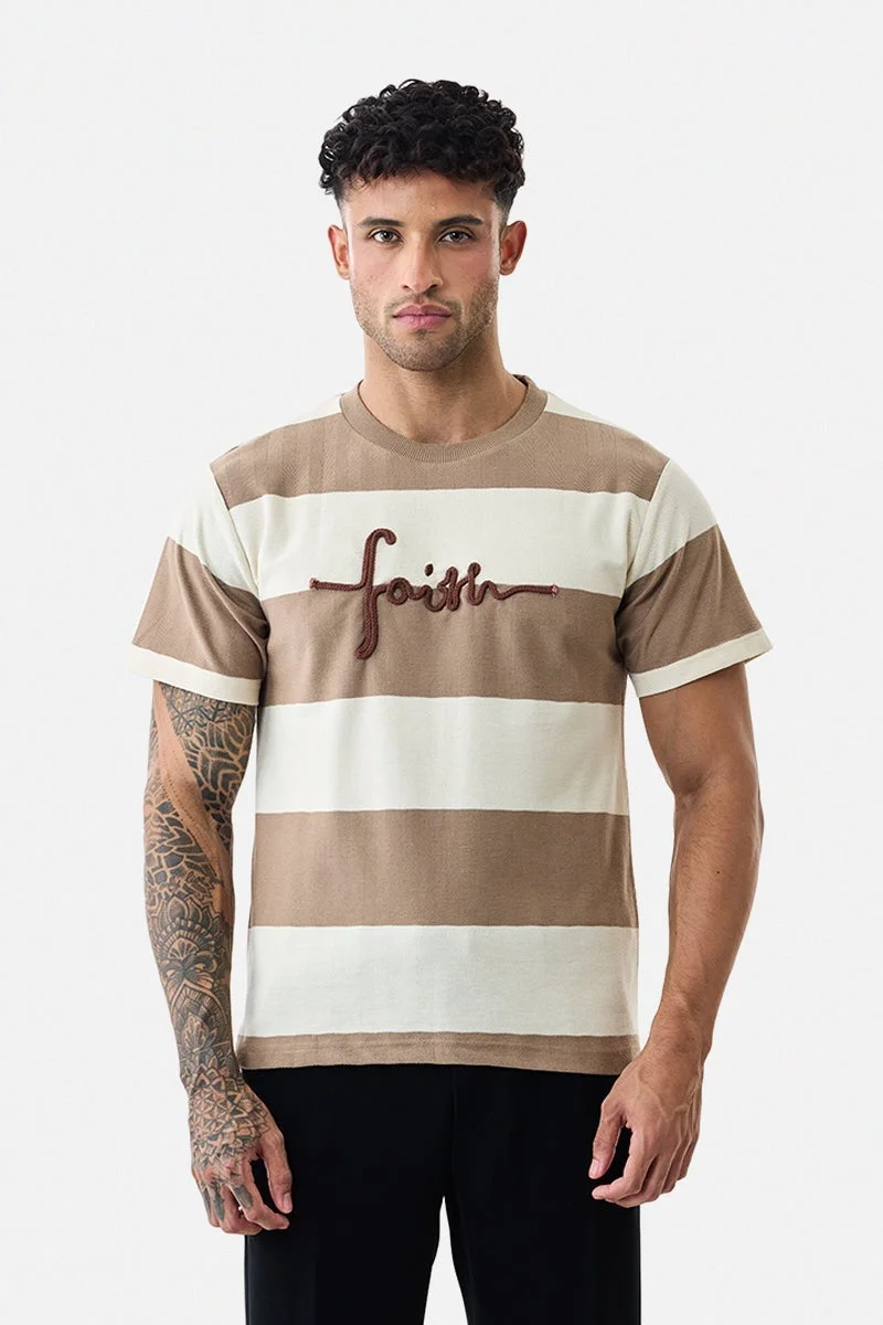 سنيتش تيشيرت مخطط مطرز بالإيمان